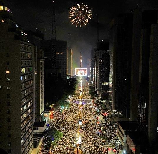 Avenida Paulista tomada por público durante grande evento